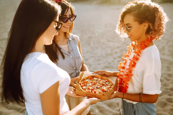 Três Jovens Passar Tempo Juntos Praia Fazer Piquenique Comer Pizza — Fotografia de Stock