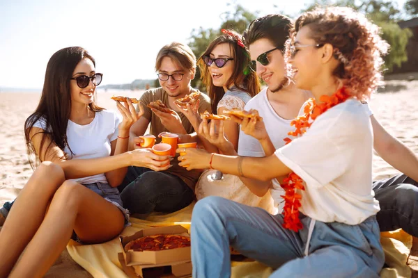 Een Groep Jonge Vrienden Picknicken Pizza Eten Toasten Met Bier — Stockfoto