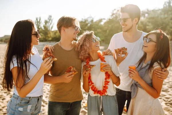 Skupina Mladých Přátel Dává Piknik Pizzu Připíjí Pivem Pláži Šťastní — Stock fotografie