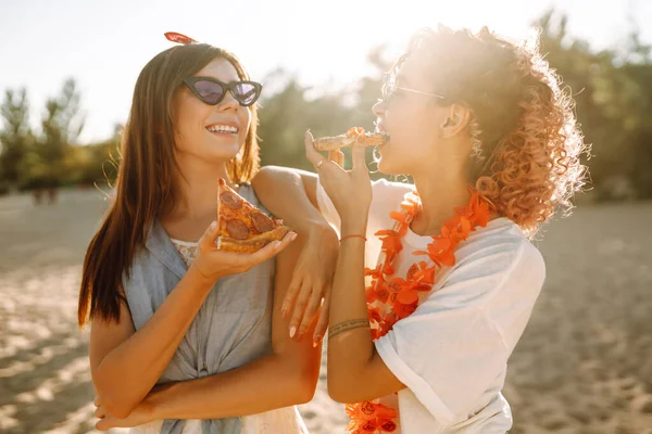 Dvě Mladé Ženy Odpočívají Spolu Pláži Jedí Pizzu Koncept Rychlého — Stock fotografie