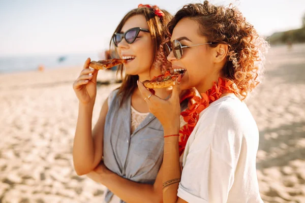 Duas Jovens Que Descansam Juntas Praia Comem Pizza Conceito Fast — Fotografia de Stock