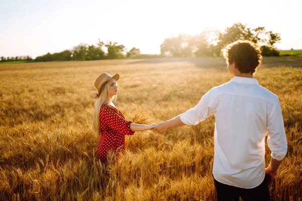 Casal Amoroso Campo Trigo Aproveitar Tempo Juntos Conceito Juventude Amor — Fotografia de Stock