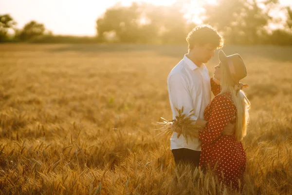 Casal Amoroso Campo Trigo Aproveitar Tempo Juntos Conceito Juventude Amor — Fotografia de Stock