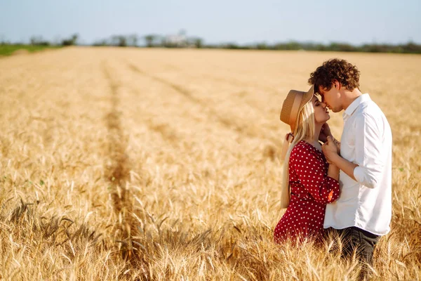 Liebespaar Weizenfeld Gemeinsam Zeit Genießen Das Konzept Von Jugend Liebe — Stockfoto