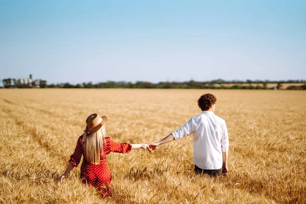 Coppia Amorevole Campo Grano Godo Tempo Insieme Concetto Gioventù Amore — Foto Stock