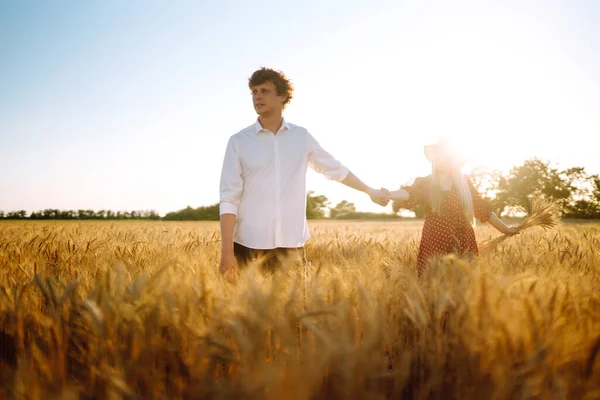 Älskade Par Ett Vetefält Njuter Tiden Tillsammans Begreppet Ungdom Kärlek — Stockfoto