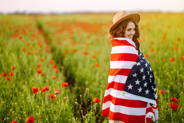 Ung Kvinna Håller Stolt Den Amerikanska Flaggan Vallmofältet Patriot Hissar — Stockfoto