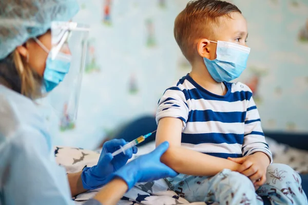 Childhood Vaccination Children Doctor Vaccinating Little Boy Home Vaccine Covid — Stock Photo, Image