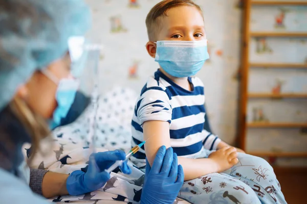 Impfungen Kindesalter Kinderarzt Impft Kleinen Jungen Hause Impfstoff Gegen Covid — Stockfoto