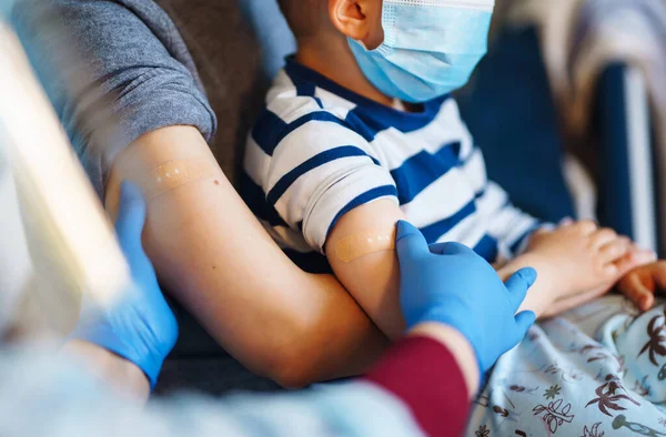 Szczepienie Matki Dziecka Domu Lekarz Dziecięcy Szczepiący Rodzinę Domu Szczepionka — Zdjęcie stockowe