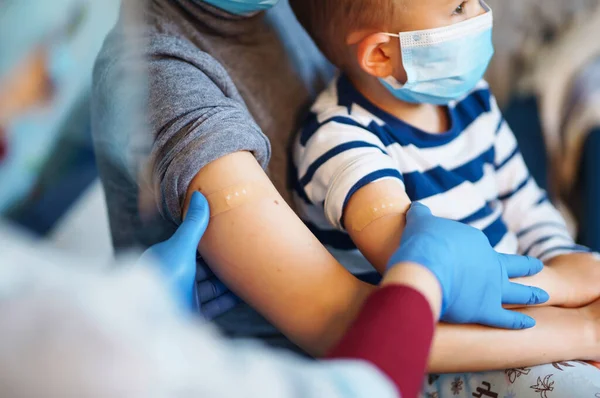 Vaccinatie Moeder Kind Thuis Kinderarts Die Thuis Een Gezin Vaccineert — Stockfoto