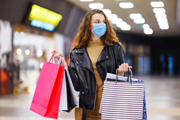 Mujer Joven Máscara Médica Protectora Con Bolsas Compras Usando Teléfono — Foto de Stock