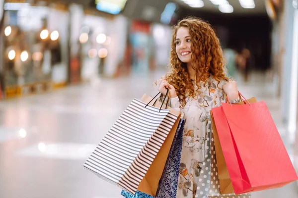 Mujer Moda Con Bolsas Multicolores Centro Tienda Moderna Alegría Del —  Fotos de Stock