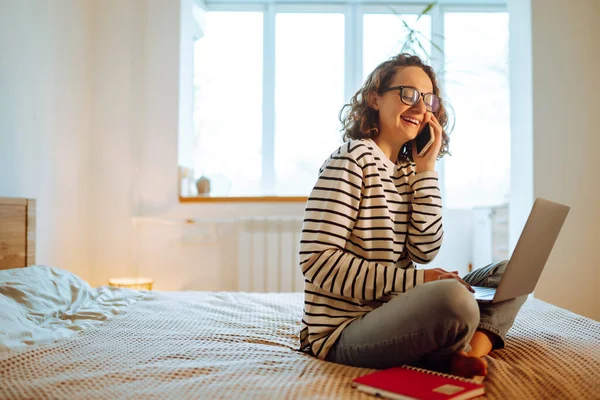 Educação Trabalho Online Jovem Freelancer Feminino Sentado Cama Confortável Interior — Fotografia de Stock