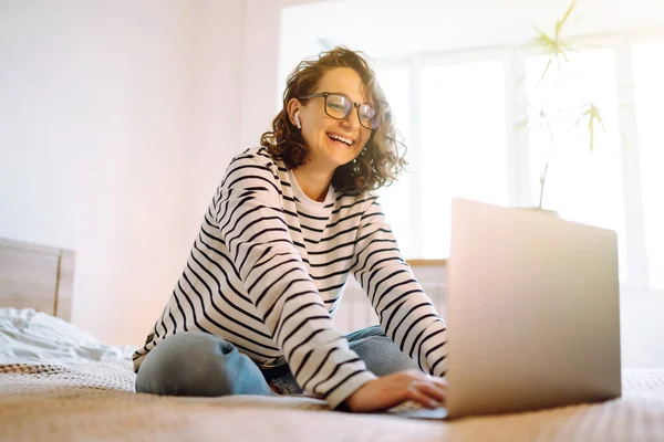 Educação Trabalho Online Jovem Freelancer Feminino Sentado Cama Confortável Interior — Fotografia de Stock