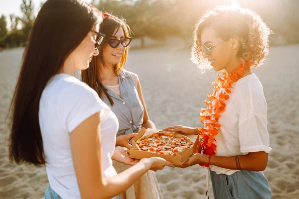 Tři Mladé Ženy Jíst Pizzu Bavit Pláži Koncept Rychlého Občerstvení — Stock fotografie