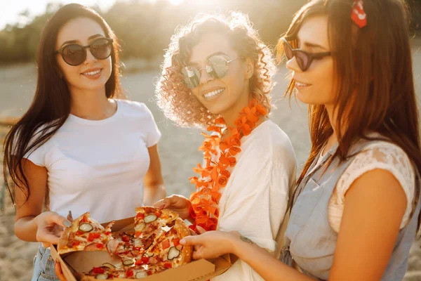 Três Jovens Comendo Pizza Divertindo Praia Conceito Fast Food Férias — Fotografia de Stock
