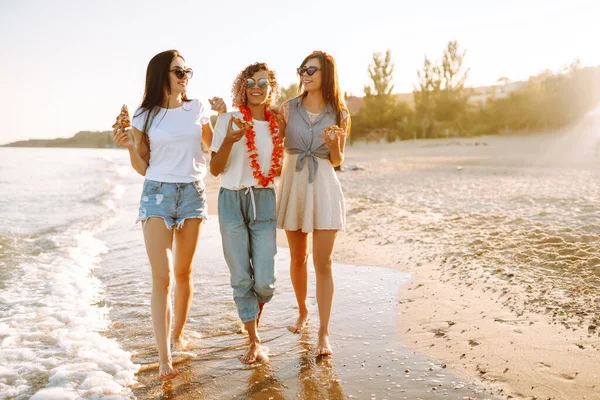 Três Jovens Comendo Pizza Divertindo Praia Conceito Fast Food Férias — Fotografia de Stock