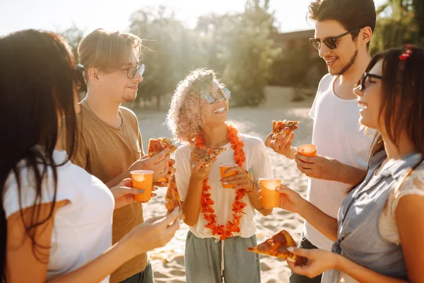 Grupo Jóvenes Amigos Comiendo Pizza Brindando Con Cerveza Divirtiéndose Playa —  Fotos de Stock