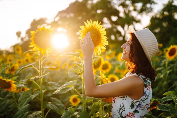 Wanita Muda Berjalan Atas Ladang Bunga Matahari Yang Mekar Kebahagiaan — Stok Foto