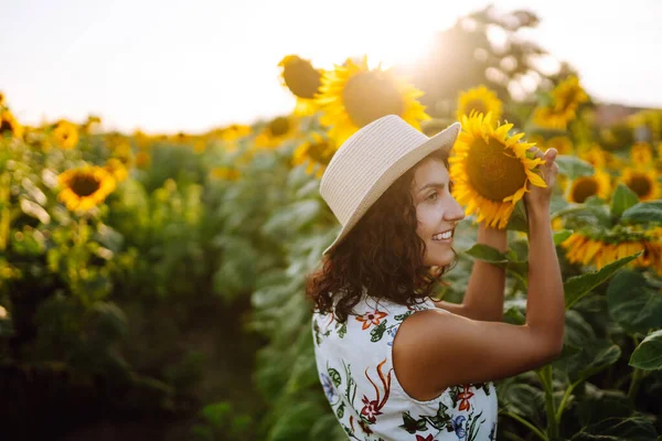 Ung Kvinna Går Blommande Solrosfält Lycka Till Med Naturen Vacker — Stockfoto