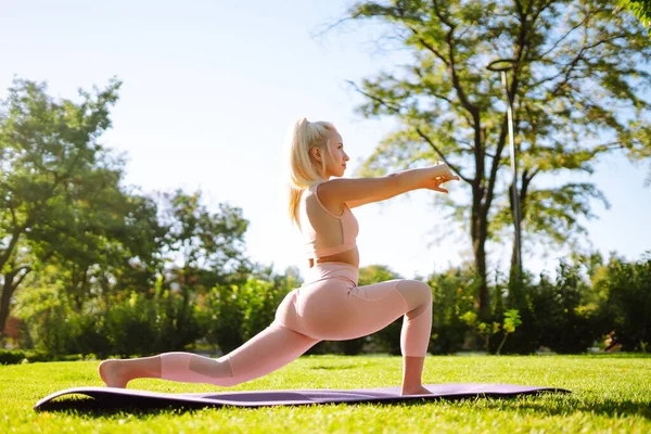 Jolie Femme Faisant Des Exercices Yoga Dans Parc Portrait Femme — Photo