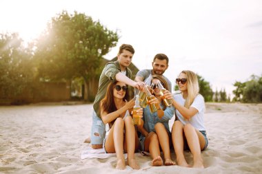 Bir grup arkadaş sahilde kutlama yapar ve bira içerler. Beath 'de dinlenen genç arkadaşlar piknik yapıyor, bira ile kadeh kaldırıyorlar. İnsanlar, yaşam tarzı, seyahat, doğa ve tatil kavramı.