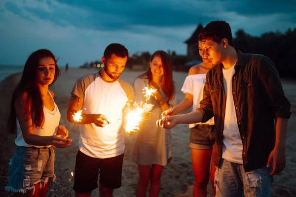 Група Людей Тримають Блискавки Вечірці Пляжі Молоді Друзі Розважаються Вогняними — стокове фото