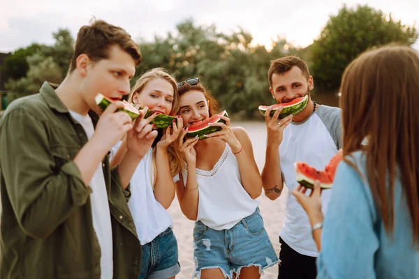 Jóvenes Amigos Relajándose Playa Comiendo Sandía Grupo Personas Disfrutan Fiesta —  Fotos de Stock