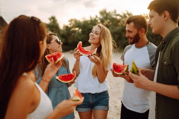 Jonge Vrienden Ontspannen Het Strand Eten Watermeloen Een Groep Mensen — Stockfoto