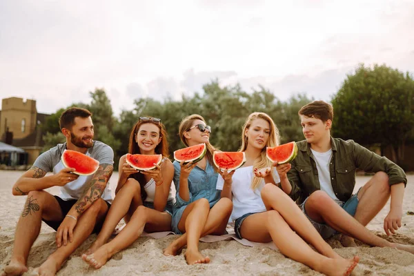 Jonge Vrienden Ontspannen Het Strand Eten Watermeloen Een Groep Mensen — Stockfoto