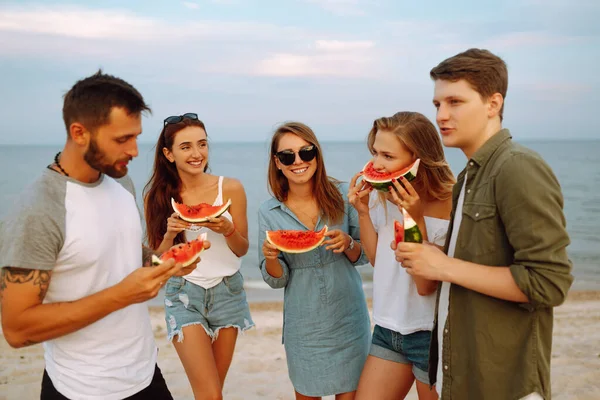 Jóvenes Amigos Relajándose Playa Comiendo Sandía Grupo Personas Disfrutan Fiesta —  Fotos de Stock