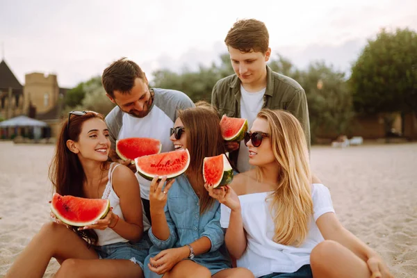 Mladí Přátelé Odpočívají Pláži Jedí Meloun Skupina Lidí Užívá Letní — Stock fotografie