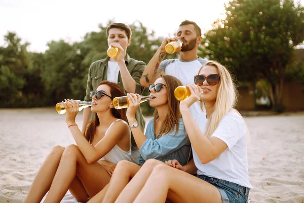 Skupina Přátel Pláži Oslavuje Pije Pivo Mladí Přátelé Odpočívají Pikniku — Stock fotografie