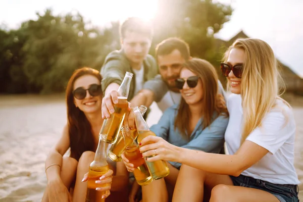 Gruppo Amici Tifo Beve Birra Sulla Spiaggia Giovani Amici Che — Foto Stock