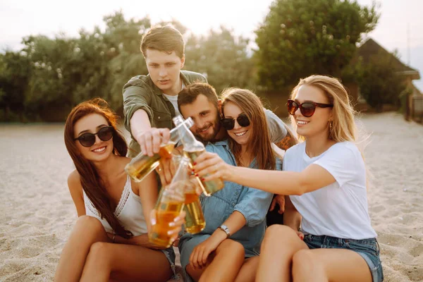 Vrienden Juichen Drinken Bier Het Strand Jonge Vrienden Ontspannen Beath — Stockfoto