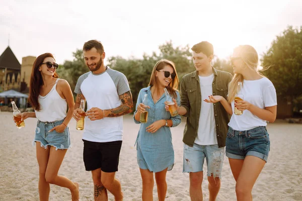 Grupo Amigos Aplausos Beber Cervezas Playa Jóvenes Amigos Que Relajan —  Fotos de Stock