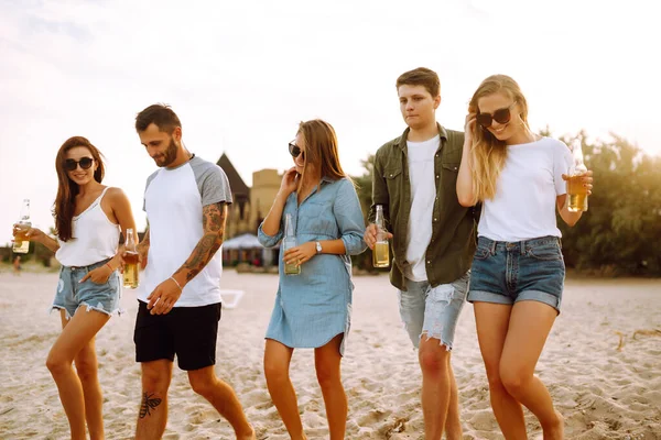 Grupa Przyjaciół Wiwatuje Pije Piwo Plaży Młodzi Przyjaciele Relaksujący Się — Zdjęcie stockowe