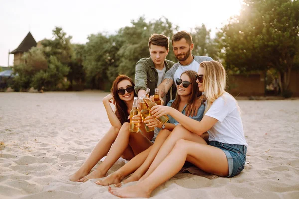 Gruppo Amici Tifo Beve Birra Sulla Spiaggia Giovani Amici Che — Foto Stock