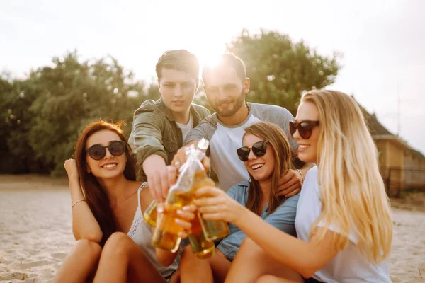 Skupina Přátel Pláži Oslavuje Pije Pivo Mladí Přátelé Odpočívají Pikniku — Stock fotografie