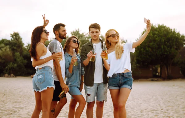 Een Groep Mensen Die Selfie Doen Met Telefoon Het Strand — Stockfoto