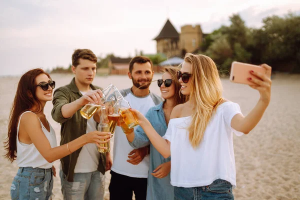 Een Groep Mensen Die Selfie Doen Met Telefoon Het Strand — Stockfoto