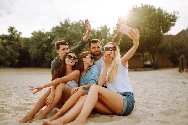 Skupina Lidí Dělá Selfie Telefonem Pláži Mladí Přátelé Spolu Užívají — Stock fotografie