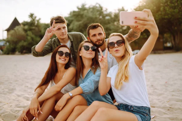 Een Groep Mensen Die Selfie Doen Met Telefoon Het Strand — Stockfoto