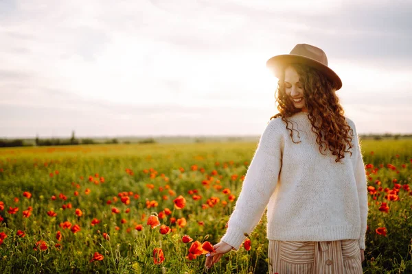 Giovane Donna Che Cammina Fantastico Campo Papaveri Ora Legale Bella — Foto Stock