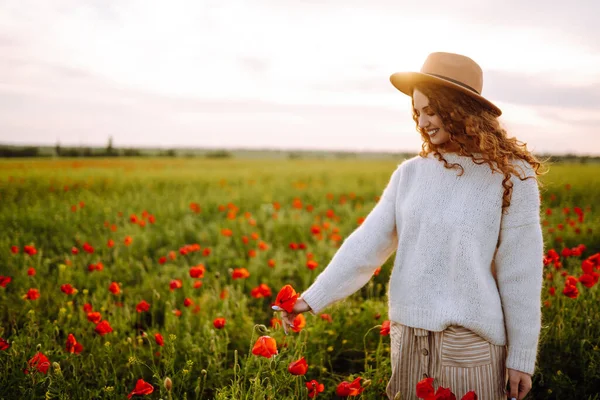 Jovem Caminhando Incrível Campo Papoula Hora Verão Mulher Bonita Posando — Fotografia de Stock