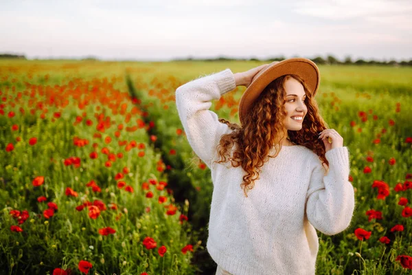 Giovane Donna Che Cammina Fantastico Campo Papaveri Ora Legale Bella — Foto Stock