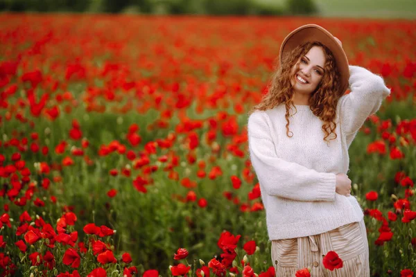 Jovem Caminhando Incrível Campo Papoula Hora Verão Mulher Bonita Posando — Fotografia de Stock