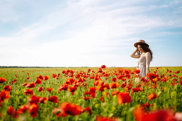 Jonge Vrouw Loopt Een Geweldig Papaverveld Zomertijd Mooie Vrouw Die — Stockfoto