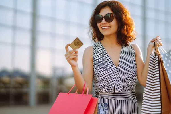 Giovane Donna Con Borse Della Spesa Possesso Carta Credito Donna — Foto Stock